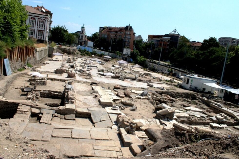 Разположена в центъра на града, до автомобилния подлез на булеварите "Мария Луиза" и "Цар Освободител", това е най-голямата раннохристиянска базилика, разкрита по нашите земи - със запазени 3 декара уникални мозайки.