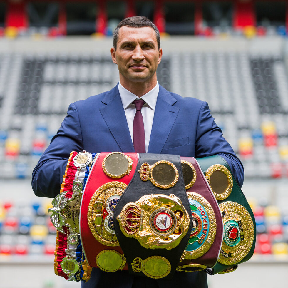 След 21 години в професионалния бокс <a href="http://www.dnevnik.bg/sport/2017/08/03/3018219_vladimir_klichko_prekrati_karierata_si/" target="_blank">Владмир Кличко сложи край на знаменитата си кариера.</a><br /><br />Украинецът се оттегли след 64 победи (53 с нокаут) в 69 мача и едно десетилетие на абсолютна хегемония в тежката категория.