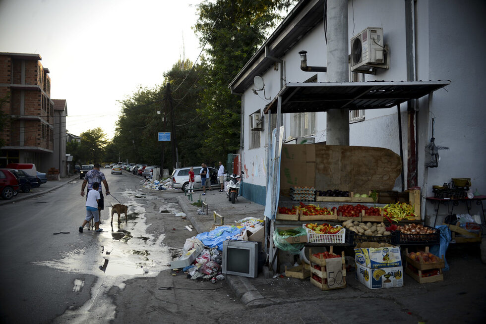 В Шутка се местят и хиляди роми, изгонени от Косово след войната през 1999 г.