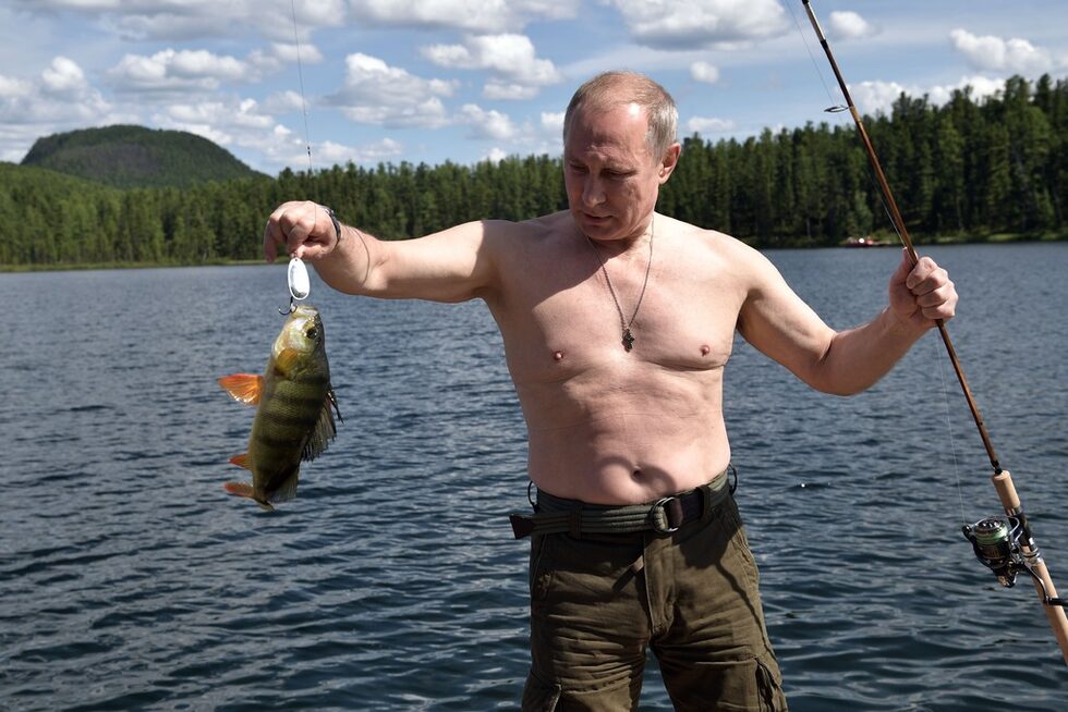 Пресслужбата на Кремъл разпространи снимки на руския президент Владимир Путин, който лови риба по време на кратка почивка в Сибирския регион.