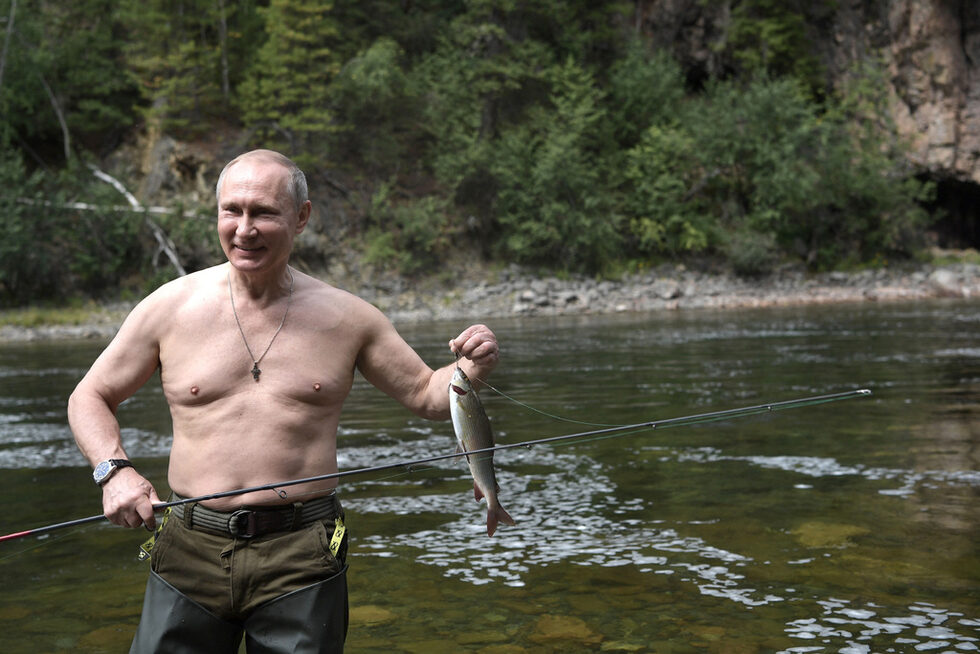По думите на Песков водата в езерата била с температура до 17 градуса, но това не е спряло президента.