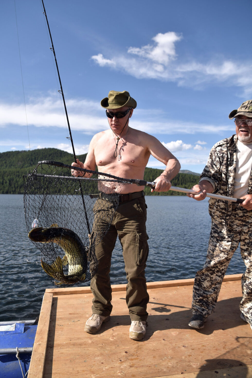 Путин, облечен с леководолазен костюм и с маска и шнорхел, два часа преследвал щука под водата, преди да я простреля с харпун.