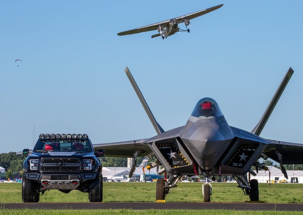 "Форд F-150 Раптър F-22 концепт", както е пълното име на пикапа, се задвижва от 3.5-литров Екобууст бензинов двигател с двойно турбо, генериращ 545 конски сили. Автомобилът има модифицирано окачване с променливи характеристики, включващо специални амортесьори и пружини.