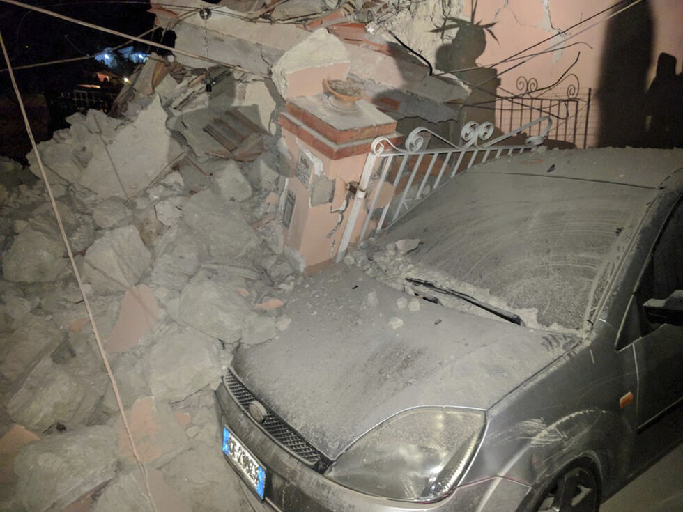 Фотогалерия: Разрушенията след труса на Иския