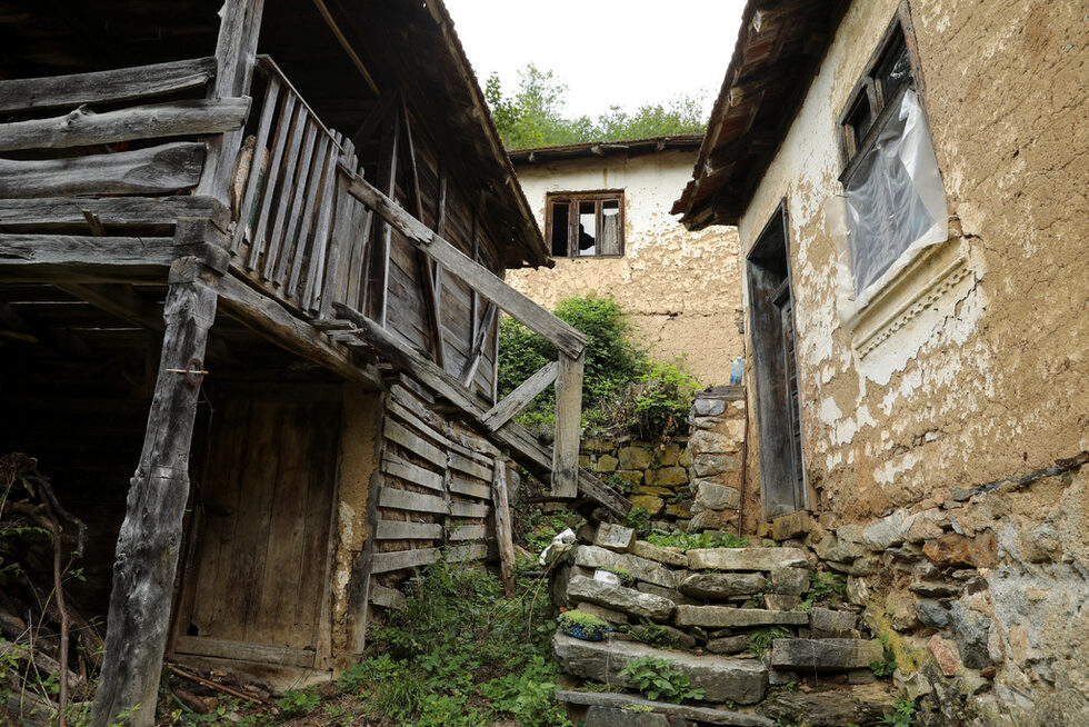 Фотогалерия: Призрачните сръбски села по границата с България