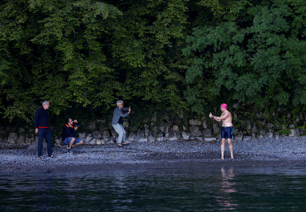 Фотогалерия: "Ultimate Trophy Swim" или как британско трио преплува Женевското езеро