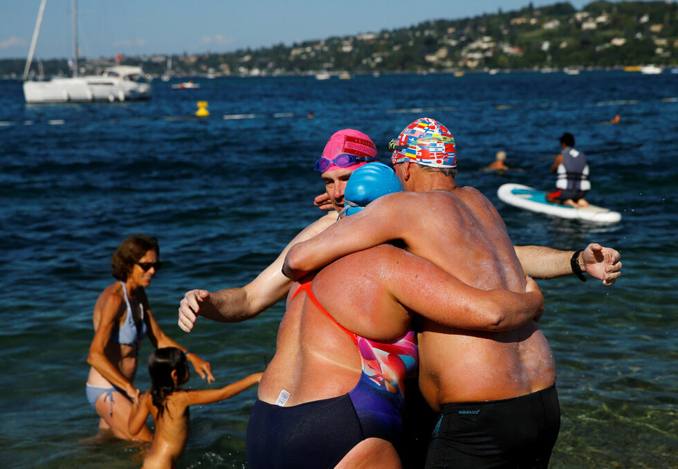Фотогалерия: "Ultimate Trophy Swim" или как британско трио преплува Женевското езеро