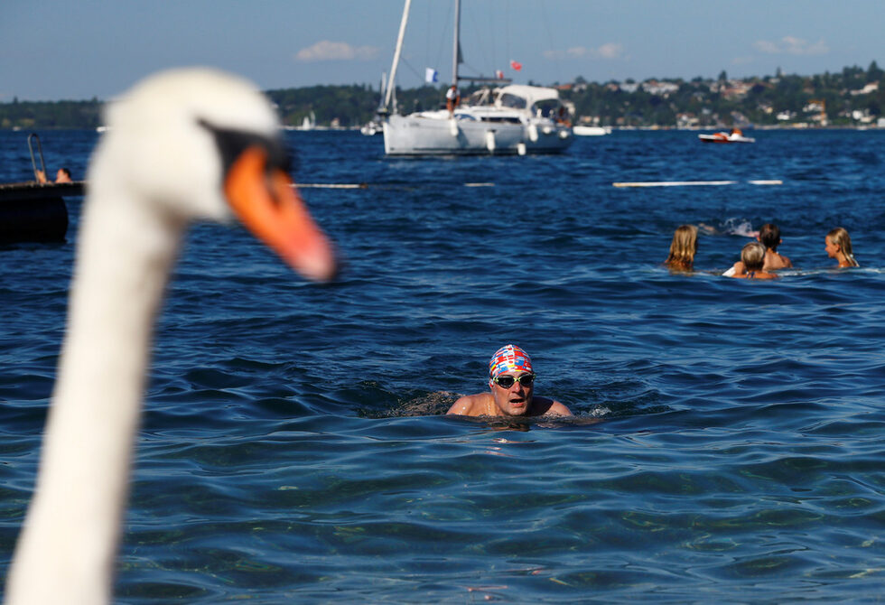 Фотогалерия: "Ultimate Trophy Swim" или как британско трио преплува Женевското езеро