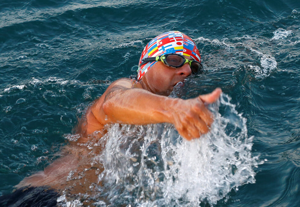 Фотогалерия: "Ultimate Trophy Swim" или как британско трио преплува Женевското езеро