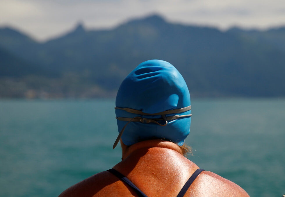Фотогалерия: "Ultimate Trophy Swim" или как британско трио преплува Женевското езеро