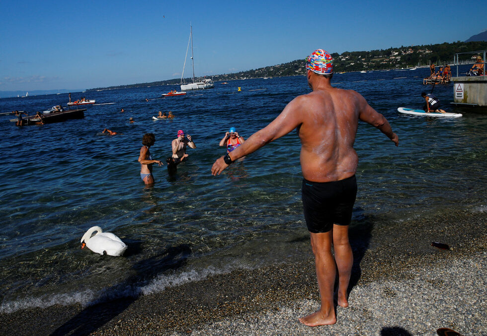 Фотогалерия: "Ultimate Trophy Swim" или как британско трио преплува Женевското езеро
