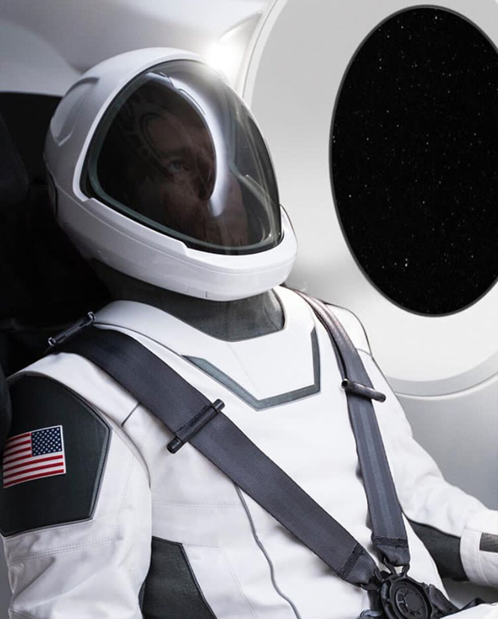Новият костюм, разработен от компанията на Илон Мъск "Спейс екс" (SpaceX), за астронавтите в космическите полети, планирани за 2018 г.<br /><br />Компанията разработва версия на товарната си капсула "Дракон", предназначена за полети с екипаж, която се очаква да полети в космоса догодина.<br /><br />Новият костюм вече е преминал успешно изпитания на Земята.