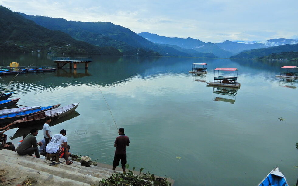 Езерото Фева (Phewa, Fewa Lake) е една от големите перли за туристите, посещаващи Похара.