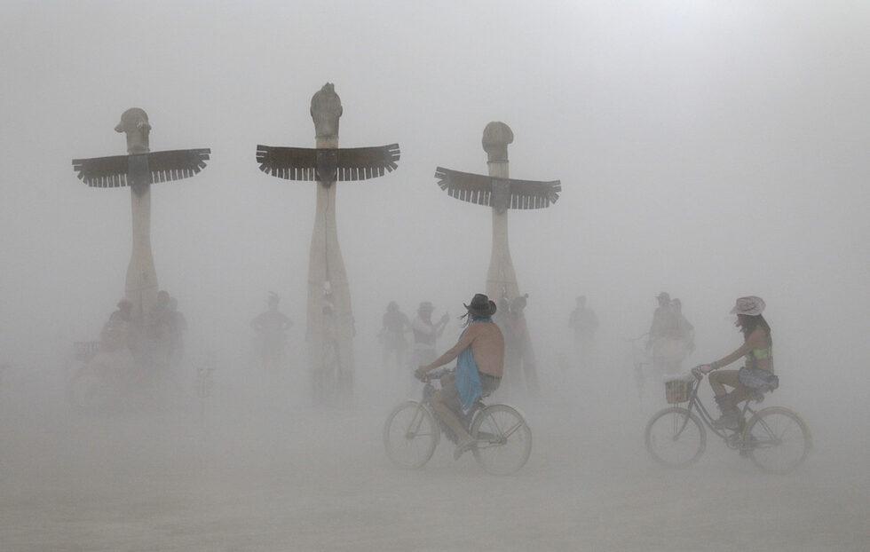 Момент от втория ден на ежегодния фестивал за музика и изкуство ''Burning Man'' в пустинята "Блек рок", Невада, посетен от близо 70 000 души от цял свят.
