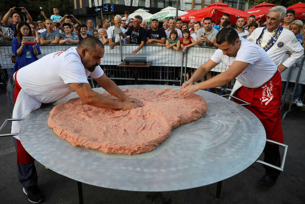 Приготвянето на плескавицата включва смесването на мляното месо със ситно нарязан кромид лук, люти чушки, кашкавал, черен пипер и други подправки.
