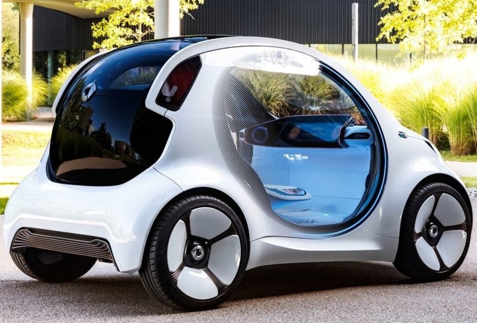 "Смарт Вижън И Кю фор ту" (Smart vision EQ fortwo), както е името на модела, демонстрира корпоративната стратегия CASE (Свързан, Автономен, Споделен и Електрически).