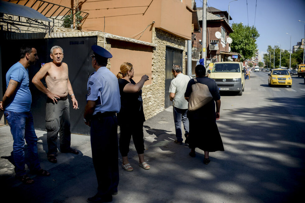 От Агенцията за закрила на детето могат да насочат и предоставят на родителите услуги за работа с детето, ако то се нуждае от психолог или има проблеми с развитието. За децата в крайна бедност могат да се осигурят дрехи, обувки и ученически пособия, стига изобщо да се достигне до тези деца.