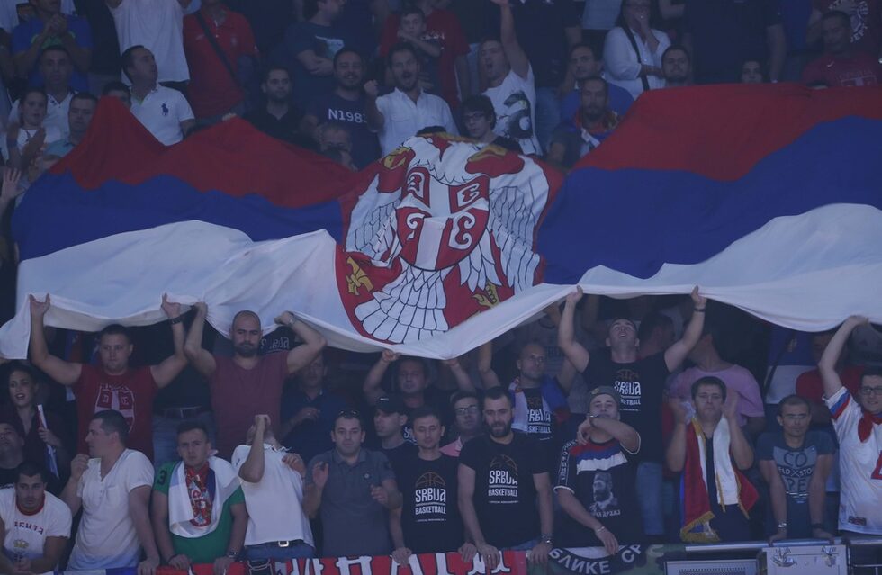 Подкрепата от трибуните за сръбските баскетболисти също беше голяма.