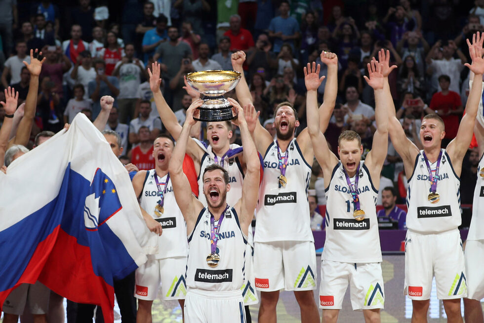 <a href="http://www.dnevnik.bg/sport/2017/09/17/3043506_sloveniia_vze_istoricheska_purva_titla_na_evrobasket_s/" target="_blank">Словения спечели първа европейска титла</a> по баскетбол в своята история.