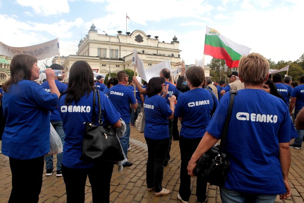 Протестиращите скандираха "Мафия" и "Оставка". Организаторът на протеста Димитрина Маркова заяви, че искането им е заводът да продължи да работи с качеството на продукцията, с което е работил досега, съобщи агенция "Фокус".