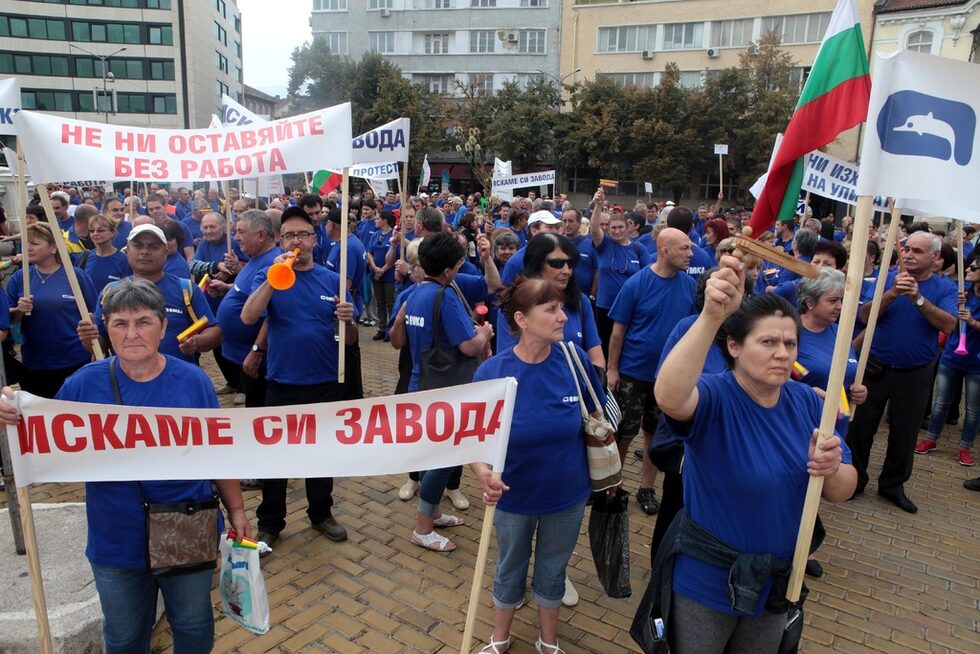 Те призоваха премиера Борисов да изпълни желанието им, за да не продължат с протестите, които до днес бяха в района на двата завода и в други градове.