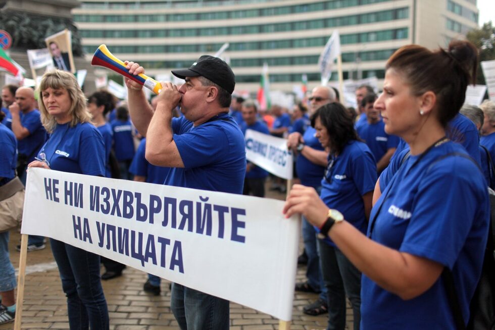"Емко" няма нужда да се спасява, но "Емко" е в опасност, защото му се правят спънки и пречки напук на всичко. Нарушава се законовият ред в държавата. Пращат се проверки, оправяме си нещата, отново не ни връщат лиценза. Това е положението", обобщи той.