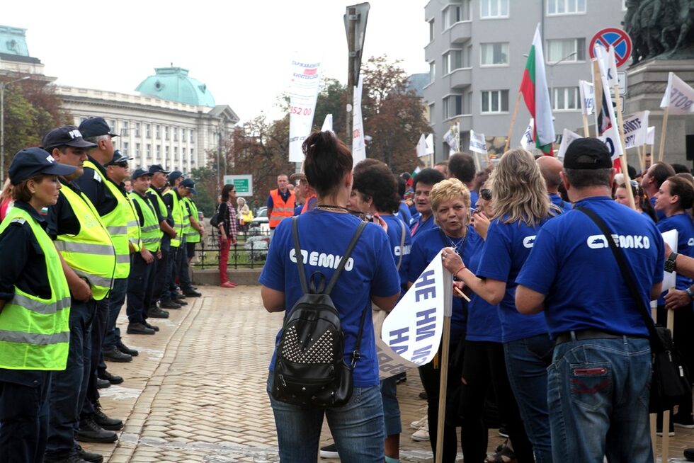 Фотогалерия: Служителите на "Емко" преместиха протеста си пред парламента