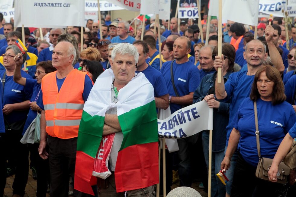 Фотогалерия: Служителите на "Емко" преместиха протеста си пред парламента