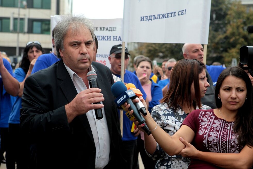 Фотогалерия: Служителите на "Емко" преместиха протеста си пред парламента