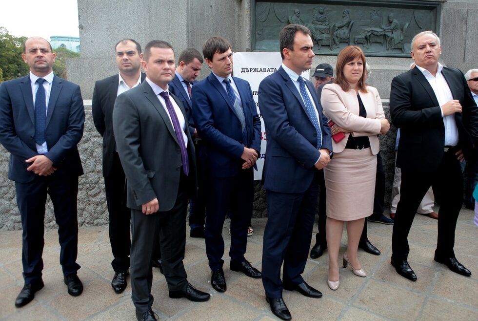 Фотогалерия: Служителите на "Емко" преместиха протеста си пред парламента