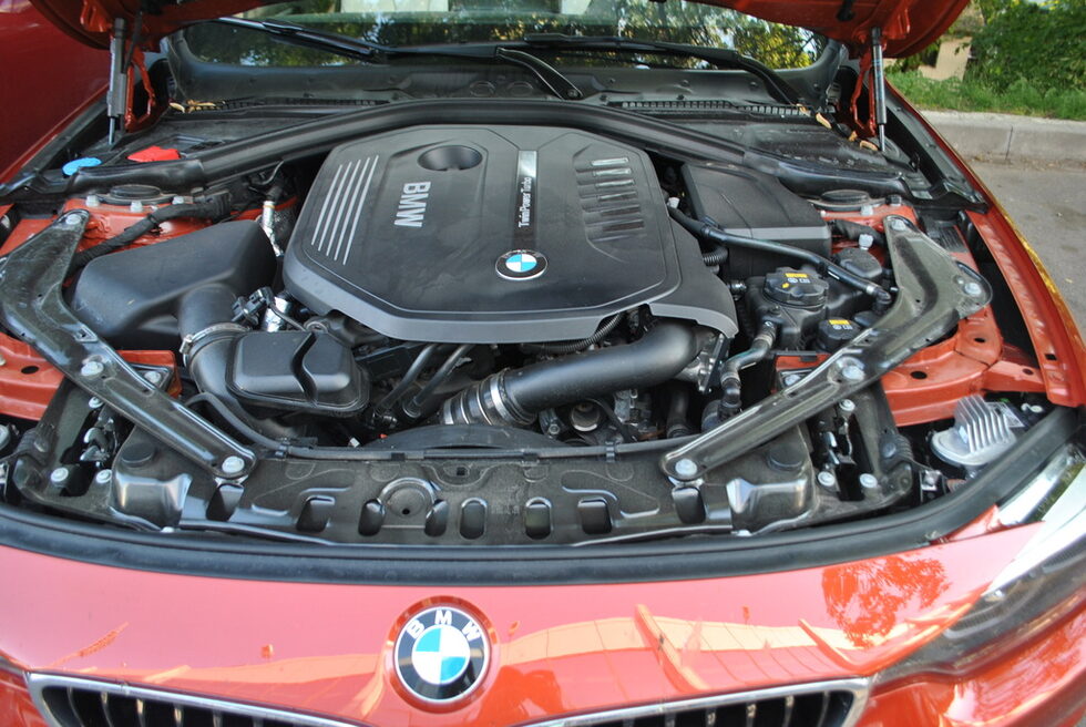 Изпълнението 440i xDrive се задвижва от един от любимите ми агрегати на БМВ - трилитров, шестцилиндров, редови бензин с двойно турбо. Със своите 326 конски сили и 450 Нм въртящ момент това е най-мощният мотор за четворката кабрио и предлага спринт от място до 100 км/ч за 5.4 секунди.<br /><br />Максималната скорост е 250 км/ч, а разходът на гориво - 7.3 л/100 км в смесен цикъл.