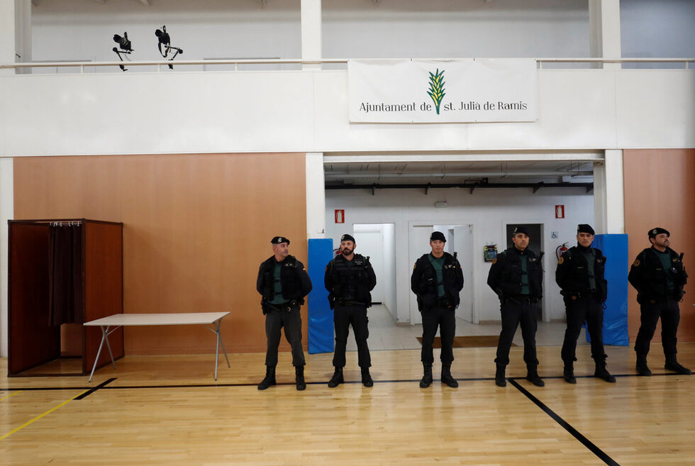Регионалното правителство на Каталуня планираше да отвори около 2 300 секции за гласуване в 9 часа сутринта, но Мадрид заяви в събота, че е затворил повече от половината от тях и са иззети милиони бюлетини.
