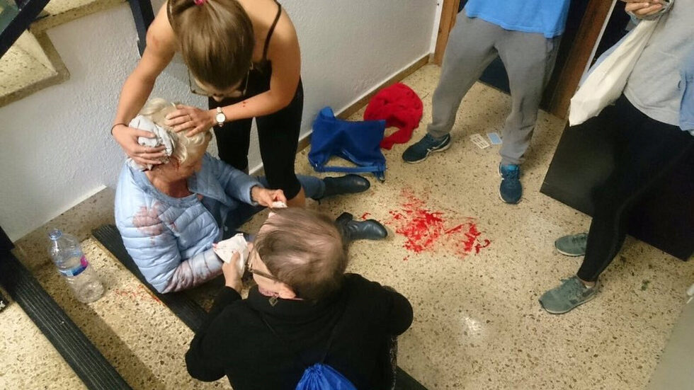 Има множество сигнали за полицаи, стрелящи с гумени партони по протестиращите. Каталунските служби за спешна помощ заявиха, че 38 души са били ранени, най-вече с леки наранявания, в резултат на полицейските действия.