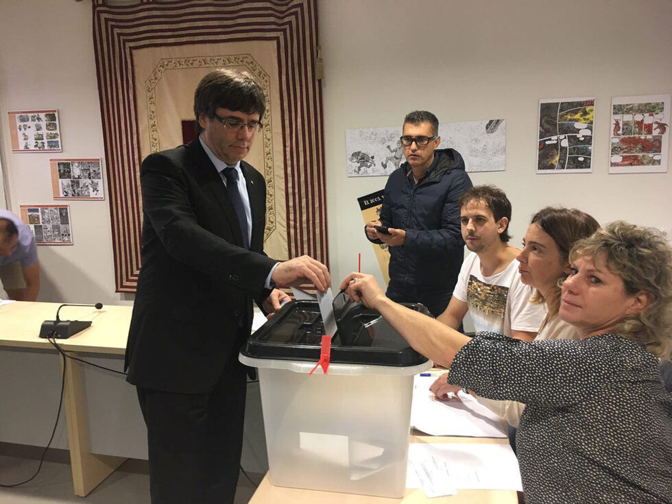 След полицейските действия в секцията на лидера Карлес Пучдемон, той промени плановете и гласува в различна секция.