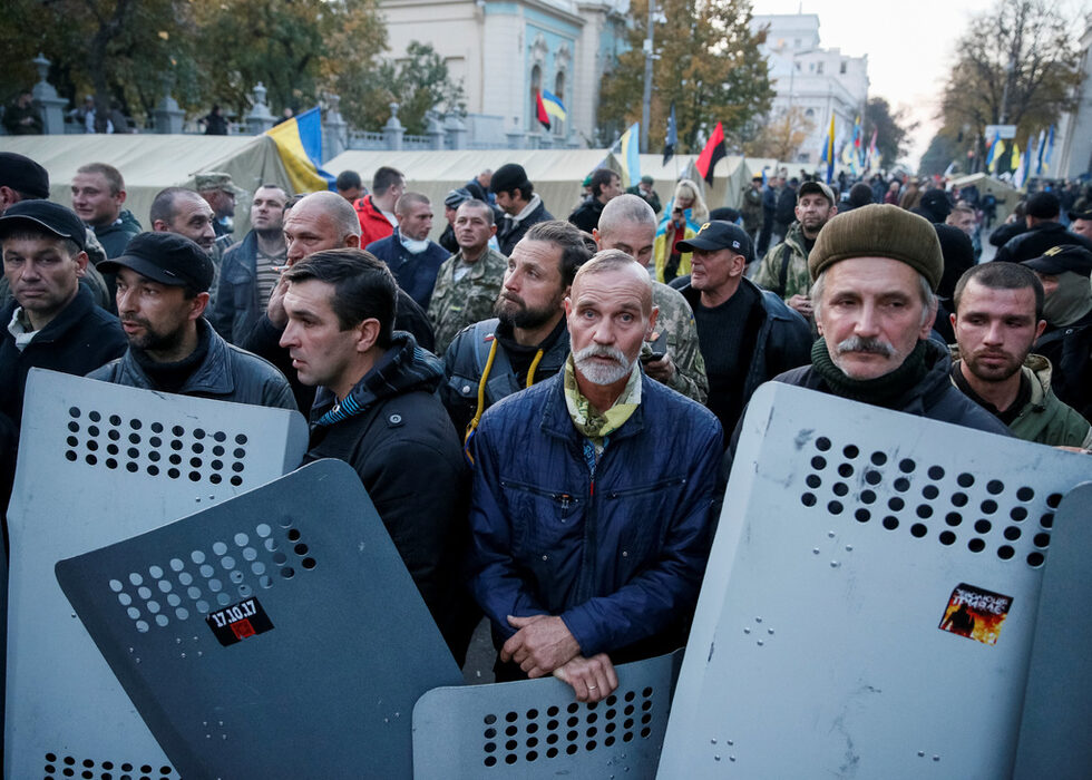 Протестиращи от опозицията построиха палатков лагер близо до украинския парламент в Киев, Украйна.