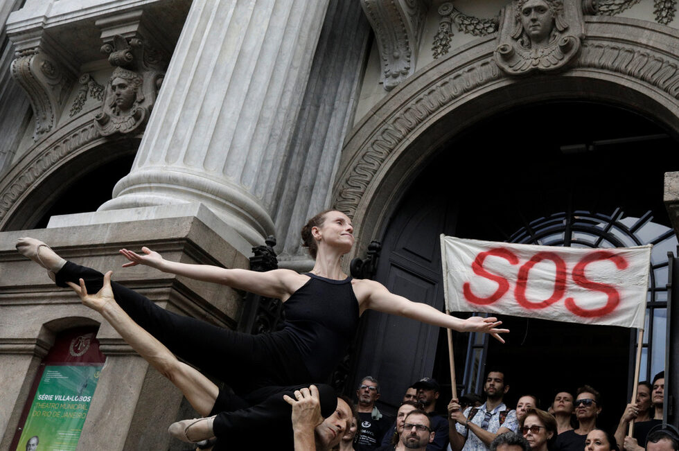 Снимка на деня: Протест чрез изкуство в Бразилия