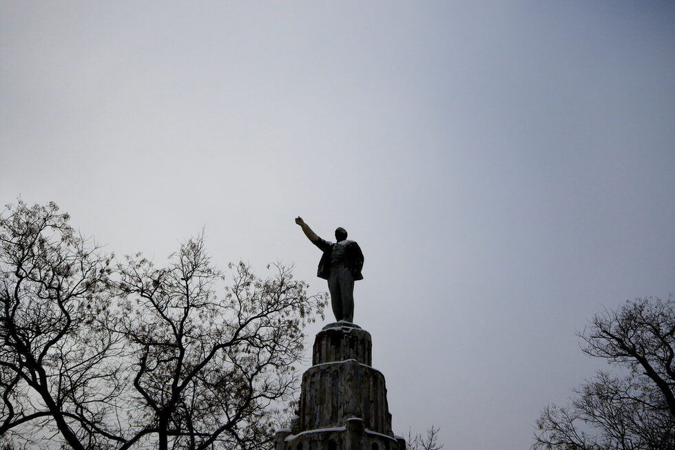 Паметник в парк в Евпатия, Крим.