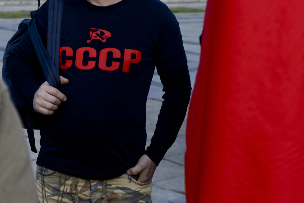 Фотогалерия: Комунисти отбелязаха 100-годишнината от Октомврийската революция пред Паметника на Съветската армия