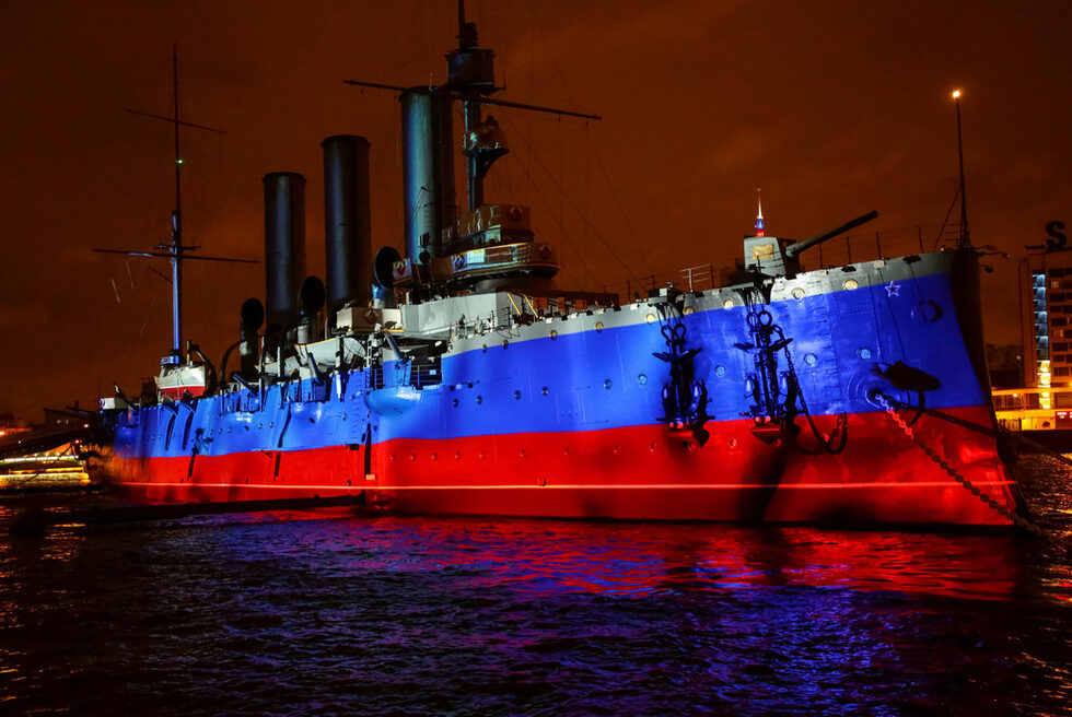 Носовото оръдие на кораба пък дава знакът за щурм на Зимния дворец в Санкт Петербург.