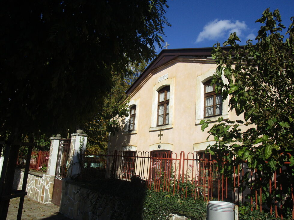 Селската църква "Свети Димитър", строена в 1835, е трикорабна псевдобазилика от зидан камък с дървен покрив.