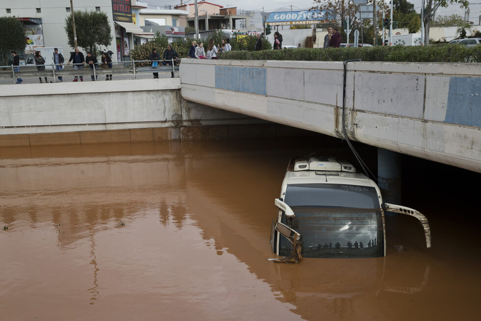 В някои райони водата потопи първия етаж на сградите.
