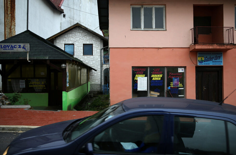 Алмир Салихович седи в офиса си в Сребреница в очакване трибуналът на ООН да произнесе присъдата си за мъжа, обвинен в убийството на неговия братовчед и чичовците му през 1995 г. в града. Той се надява на известна справедливост, но не на повече от това. Бизнесменът е бил на 10 години, когато избягал през гората с баща си и брат си, докато босненските сръбски войници открили огън след тях. Сръбската войска уби над 8000 мюсюлмански мъже и момчета в последвалите дни.
