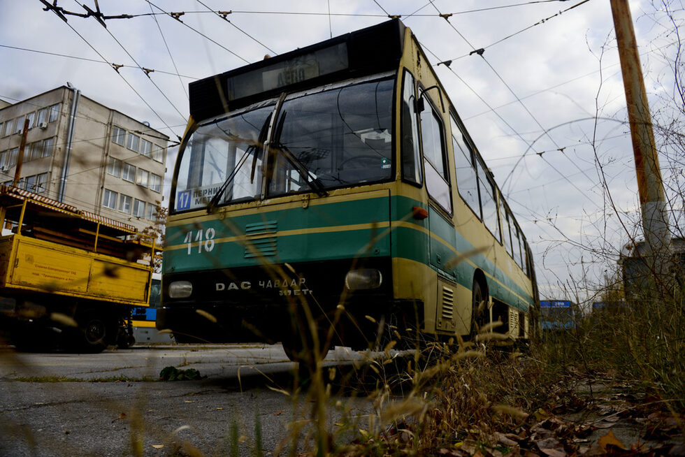 Последният тролейбус ДАК-Чавдар, произведен през 1987 г., който почти 2 десетилетия се е движил из улиците на Перник, днес може да бъде видян единствено в депото на "Столичен електротранспорт" в квартал "Левски". Причината е, че преди година сдружение "Градски транспорт и инфраструктура" откупува спрения от експлоатация през 2015 г. тролей от пернишката община. От сдружението имат желанието да реставрират и пуснат отново в движение тролейбуси, произведени преди 1989 г., които са се движили из градове в България.