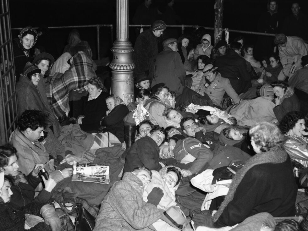 Двойката е сключила брак в Уестминстърското абатство на 20 ноември 1947 г., само две години след края на Втората световна война. На снимката: хора спят по паважа, очаквайки сватбената процесия.