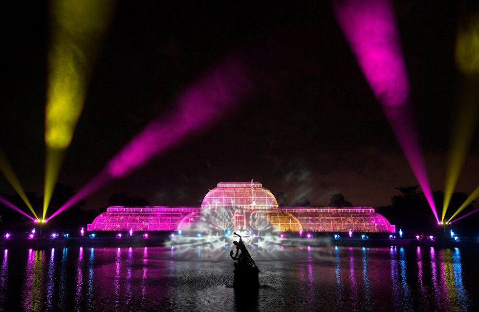 Ботаническата градина "Кю гардънс" (Kew Gardens), която се намира в югозападната част на Лондон и приютява най-големите и разнообразни ботанически колекции в света, беше осветена в различни цветове снощи.<br />