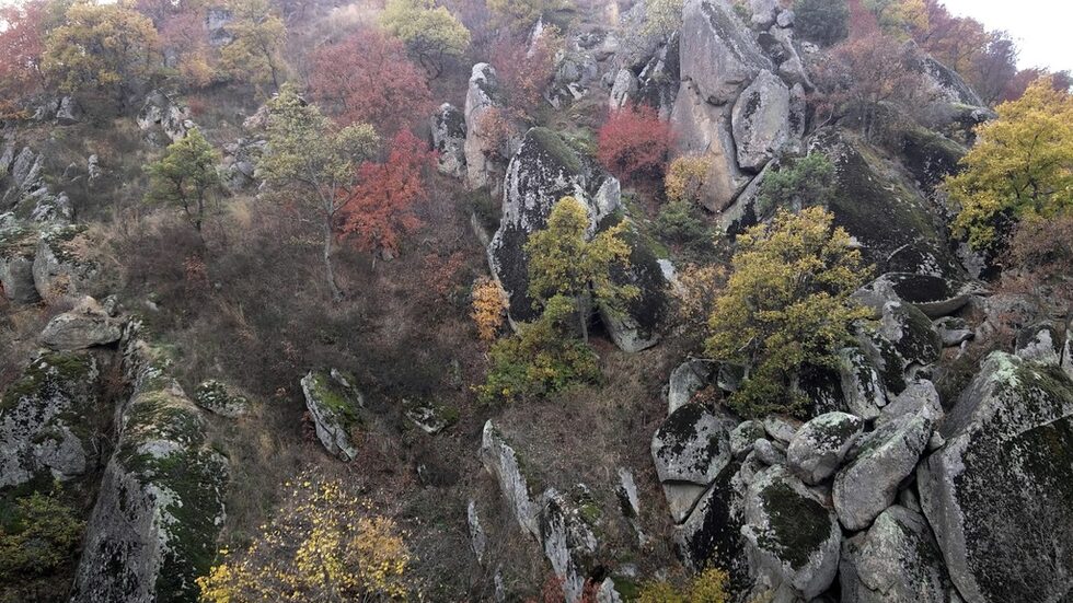 Отвесен пейзаж. Над този склон има останки от римска крепост, които не се виждат на снимката.