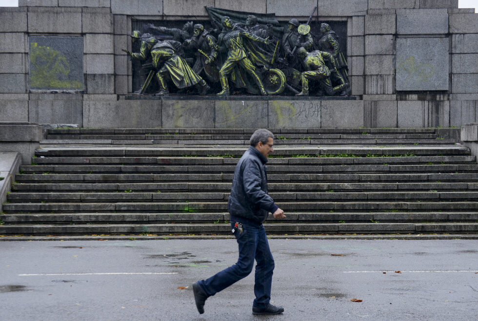 Последното боядисване в жълто на Паметника на Съветската армия в София предизвика дипломатически скандал.