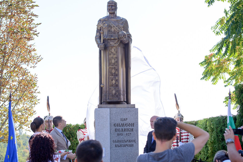 В двора на частното средно училище "Цар Симеон Велики" беше открит паметник в цял ръст на българския средновековен владетел. Инициативата бе на патриотична фондация.