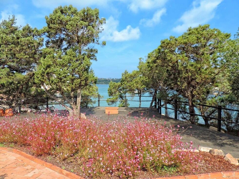 Докато плава покрай брега, яхтата на британеца спира близо до Cala di Volpe. Милър е очарован от кристално чистите води в залива и е убеден в туристическия потенциал на тази част от Галура. И днес са живи двама свидетели – Джовани Микеле Линалдеду и Джовани Азара, които тогава се къпят в морето и са поканени на борда от Милър. Милър иска от преводача да ги разпита и да получи информация за собствениците на земята и предложението, което те биха приели, за да я продадат.