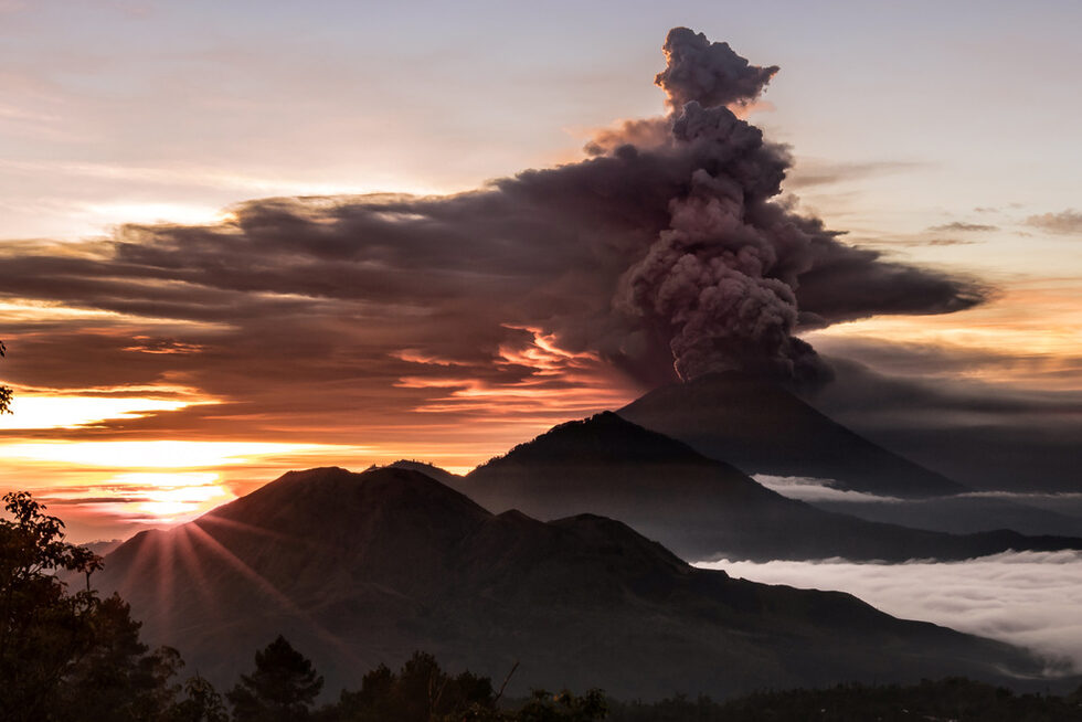 <a href="http://www.dnevnik.bg/photos/2017/11/28/3086532_fotogaleriia_izrigvashtiiat_vulkan_agung_na_ostrov_bali/" target="_blank">Индонезийските власти обявиха максимална степен на тревога заради изригващия вулкан Агунг на остров Бали</a> и наредиха на всички хора в радиус от 10 км да се евакуират.